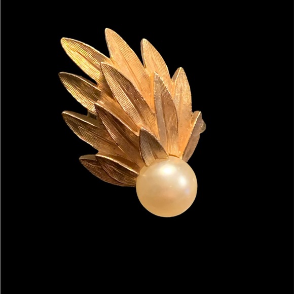 Vintage Crown Trifari Earrings - Picture 2 of 5